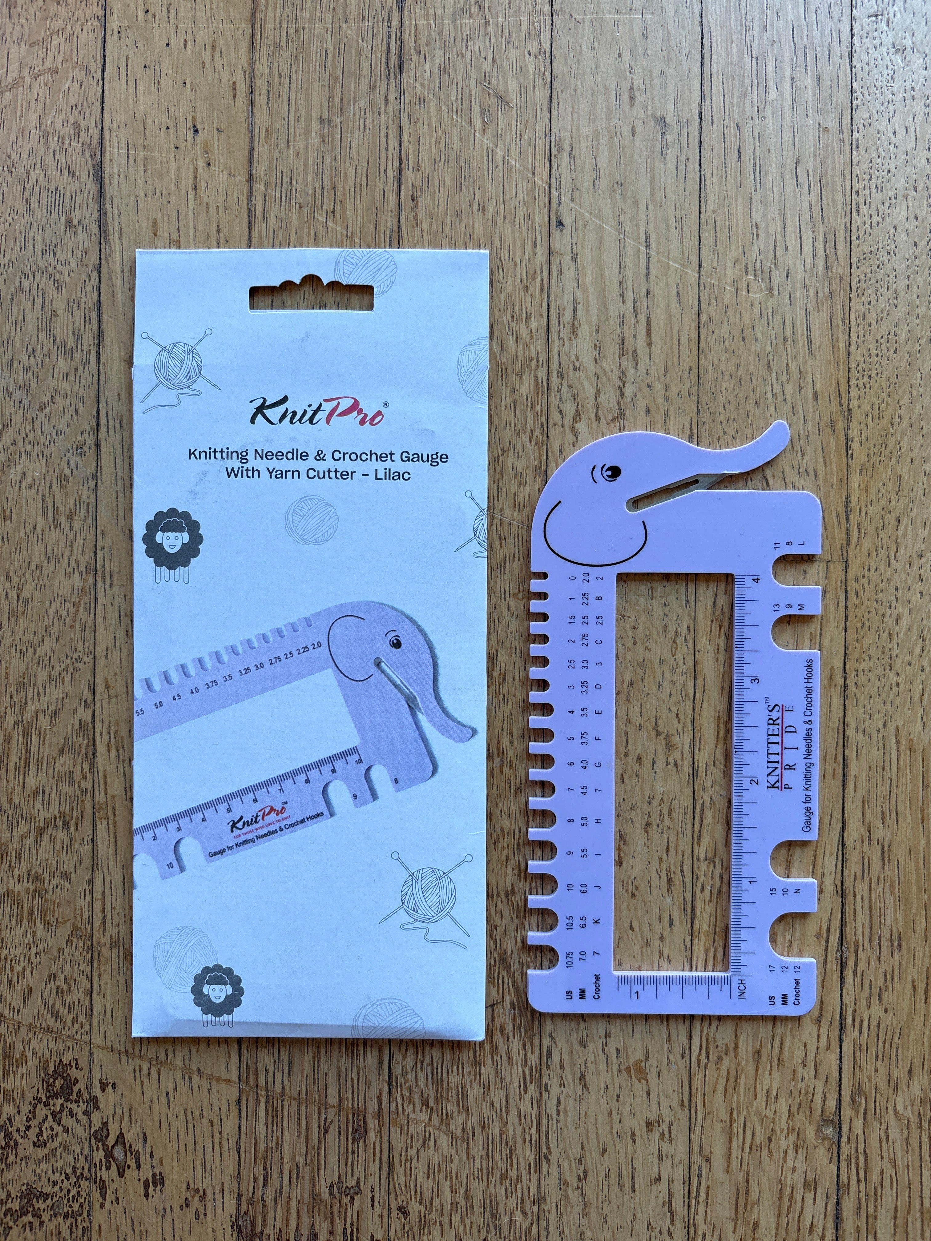 Needle & Crocher Gauge With Yarn Cutter